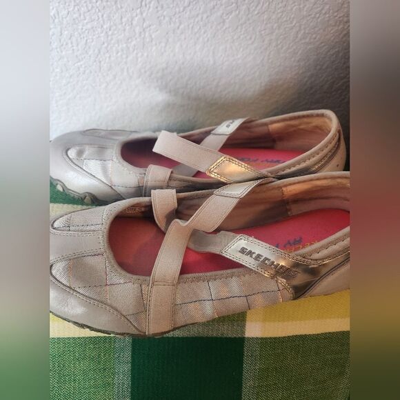 Skechers 10 LightGray Criss-cross SlipOn CheckeredPatent on the side Women Shoes - Picture 9 of 9